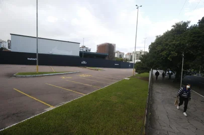 PORTO ALEGRE — Obras do novo Zaffari e da Melnick na Praça da Encol. Projeto gera curiosidade dos moradores.<!-- NICAID(15057185) -->