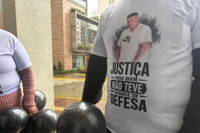 Com apitos e cartazes os manifestantes cobravam explicações sobre a morte de Correa. O jovem morreu na UPA Zona Norte para onde foi levado pela Brigada Militar após ser abordado na casa onde morava na Avenida dos Metalúrgicos no bairro Belo Horizonte<!-- NICAID(16344988) -->
