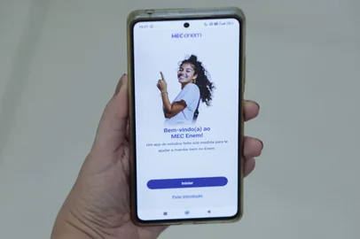BrasÃ­lia (DF), 10/10/2025 â Aplicativo MEC Enem apresenta questÃµes e simulados do exameFerramenta lanÃ§ada pelo MEC visa apoiar estudantes na preparaÃ§Ã£o para o Enem, com simulados de questoÌes alternativas, correcÌ§aÌo automatizada de redacÌ§aÌo, materiais de reforcÌ§o e assistente virtualFoto: JoÃ©dson Alves/AgÃªncia Brasil<!-- NICAID(16162029) -->