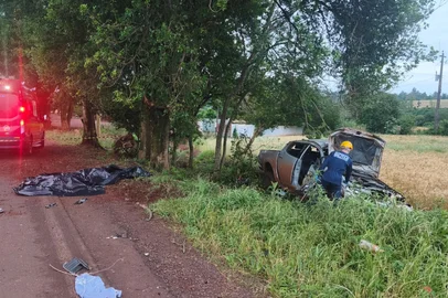 Corpo de Bombeiros / Divulgação Capotamento deixa uma pessoa morta em Santa Rosa <!-- NICAID(16385538) -->
