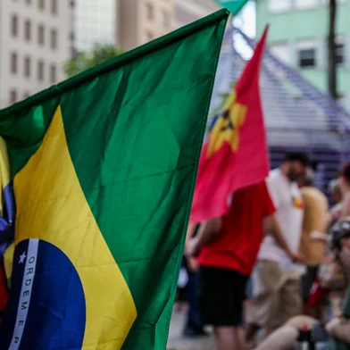 CAXIAS DO SUL, RS, BRASIL, 14/12/2025. Lideranças sindicais e de partidos de esquerda se reuniram na praça Dante Alighieri, em Caxias do Sul, na tarde deste domingo (14), para uma manifestação contra a dosimetria aprovada na Câmara dos Deputados na última semana e a reforma administrativa. (Neimar De Cesero/Agência RBS)Indexador: Neimar De Cesero<!-- NICAID(16186541) -->
