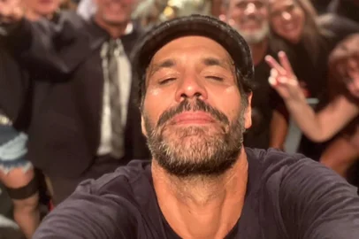 O ator Maurício Silveira, conhecido por atuar na novela Cobras & Lagartos, está internado em coma induzido após complicações de uma cirurgia no intestino. O artista passou por um procedimento recente para a retirada de um tumor, mas precisou de uma nova operação após problemas no pós-operatório.<!-- NICAID(16089183) -->