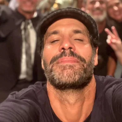 O ator Maurício Silveira, conhecido por atuar na novela Cobras & Lagartos, está internado em coma induzido após complicações de uma cirurgia no intestino. O artista passou por um procedimento recente para a retirada de um tumor, mas precisou de uma nova operação após problemas no pós-operatório.<!-- NICAID(16089183) -->