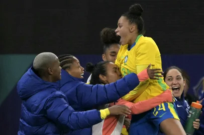Brazil's midfielder #24 Dudinha celebrates with teammates after scoring the team's second goal during a friendly football match between Brazil and Japan, at the Arena Corinthians stadium in Sao Paulo, Brazil on May 30, 2025. (Photo by NELSON ALMEIDA / AFP)<!-- NICAID(16049838) -->