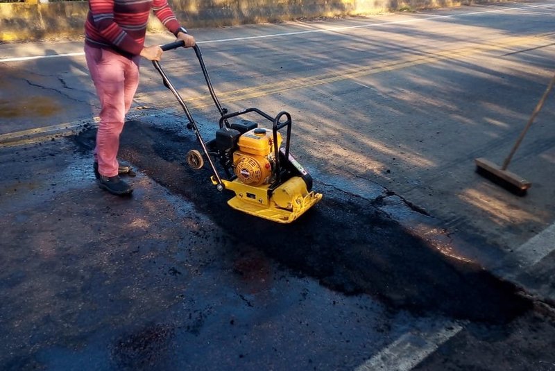 Prefeito de General Câmara, Helton Barreto, faz conserto de asfalto na RS-401