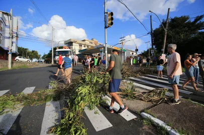 Porto Alegre, RS, Brasil, 21/01/2024 - Protesto dos moradores do bairro Jardim Medianeira - Foto: Ronaldo Bernardi/Agência RBS<!-- NICAID(15656543) -->