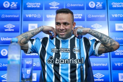 RS - FUTEBOL/APRESENTACAO GREMIO - ESPORTES - Vice-presidente de futebol Antonio Brum, apresenta o atacante Luan como novo reforço do Gremio para a temporada 2023. FOTO: LUCAS UEBEL/GREMIO FBPA. LuanIndexador: Lucas UebelFonte: Gremio.netFotógrafo: Apresentação Gremio <!-- NICAID(15498116) -->