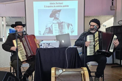 A música serrana, em especial o ritmo do bugio, que é marca cultural da Serra e Patrimônio Cultural e Imaterial do Rio Grande do Sul, volta às salas de aulas de escolas municipais caxienses entre fevereiro e março. Nesse período, oito escolas de ensino fundamental recebem o projeto “Nossa Música Entre Causos e Gaitas”, com os acordeonistas Rafael De Boni e Gilney Bertussi. O projeto começa quinta-feira (19) pela manhã na Escola Padre Leonardo Murialdo, no bairro São Caetano, seguindo depois para as escolas Sete de Setembro, Santa Corona, São Victor, Santa Lúcia do Piaí, Padre Antônio Vieira, Abramo Pezzi e Manoel P. Dos Santos. Entre as atividades estão palestras musicadas e oficinas que propõem aos estudantes um aprendizado teórico e prático sobre a música criada pela dupla Irmãos Bertussi. A iniciativa tem apoio cultural da Fundação Marcopolo.<!-- NICAID(16226461) -->