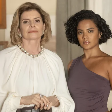 Odete Roitman (Debora Bloch) e Fátima (Bella Campos), vale tudo<!-- NICAID(16050141) -->