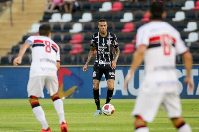 Imagem Nº 189712 - Foto: Rodrigo Coca/Agência Corinthians  Imagens da partida entre Botafogo-SP e Corinthians, neste Sábado (19/02/2022), no Estádio Santa Cruz, pela oitava rodada da primeira fase do Campeonato Paulista 2022. Na foto: Luan<!-- NICAID(15357965) -->