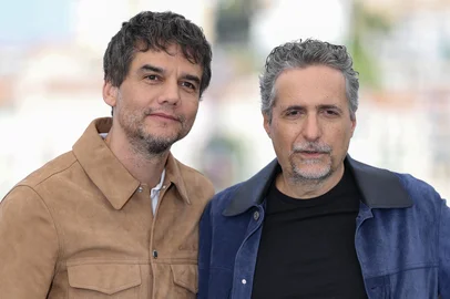 Brazilian actor Wagner Moura and Brazilian director and screenwriter Kleber Mendonca Filho pose during a photocall for the film "O Agente Secreto" (The Secret Agent) at the 78th edition of the Cannes Film Festival in Cannes, southern , on May 19, 2025. (Photo by Sameer AL-DOUMY / AFP)<!-- NICAID(16045246) -->