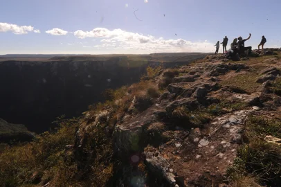 CAMBARÁ DO SUL, RS, BRASIL, 21/08/2020 - Queda de temperatura e expectativa de neve atrai turistas para região dos canions.Em Cambará, na madrugada de sexta feira, termômetro chegou a marcar -7 graus. Sem neve, turistas podem visitar o Canion Fortaleza.  (Marcelo Casagrande/Agência RBS)<!-- NICAID(14574057) -->