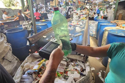 Cooperativa de reciclagem de Porto Alegre terá equipamento que identifica até 30 tipos diferentes de plástico - Foto: José Pedro Jobim/Divulgação<!-- NICAID(16008556) -->