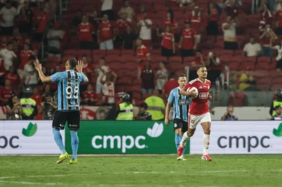 Renan Mattos / Agencia RBS PORTO ALEGRE, RS, BRASIL, 08/03/2026: Inter e Grêmio se enfrentam no Estádio Beira-Rio, no Gre-Nal de número 451, no jogo de volta da final do Campeonato Gaúcho de 2026, o Gauchão. Após o jogo de ida, na Arena, terminar em 3 a 0 para o Grêmio, o Internacional recebe o adversário em casa com a missão de tentar reverter o placar e conquistar o bicampeonato estadual. Foto: Renan Mattos/Agência RBS<!-- NICAID(16240727) -->