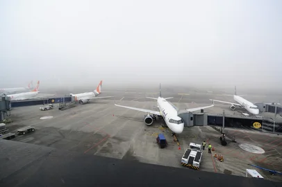 PORTO ALEGRE,RS,BRASIL.2021,07,05.Forte neblina deixa Porto Alegre Airport,fechado para pousos e decolagens, deixando o patio com muitas aeronaves.(RONALDO BERNARDI/AGENCIA RBS).<!-- NICAID(14825789) -->