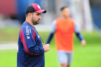CAXIAS DO SUL, RS, BRASIL, 30/03/2021. Treino do Caxias no estádio suplementar (CT). O Caxias está disputando o Campeonato Gaúcho 2021 (Gauchão). Na foto, técnico Rafael Lacerda. (Porthus Junior/Agência RBS)Indexador:                                 <!-- NICAID(14746630) -->