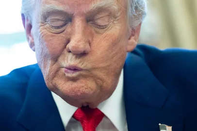 US President Donald Trump speaks after signing an executive order in the Oval Office of the White House on April 9, 2025 in Washington, DC. (Photo by SAUL LOEB / AFP)Editoria: POLLocal: WashingtonIndexador: SAUL LOEBSecao: politics (general)Fonte: AFPFotógrafo: STF<!-- NICAID(16014398) -->