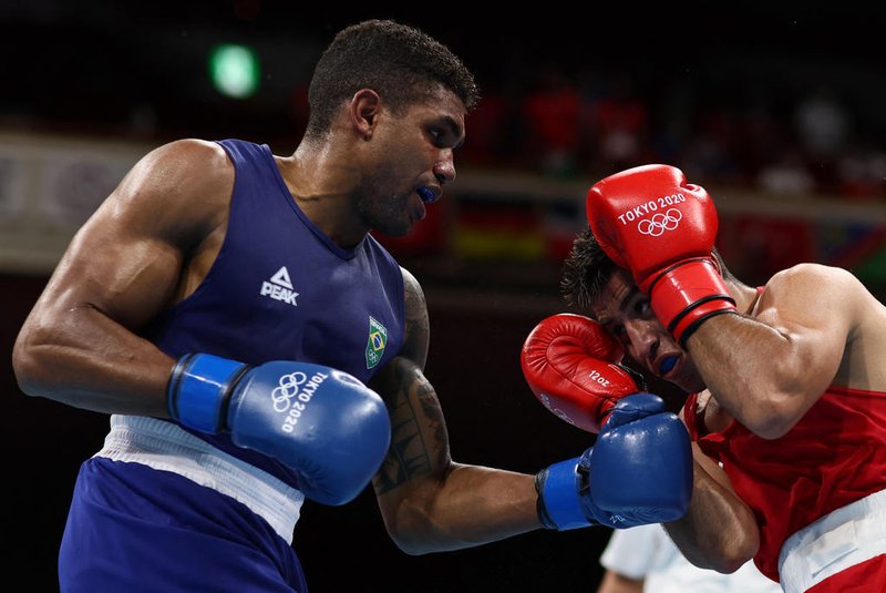 Jordan's Hussein Eishaish Hussein Iashaish (red) and Brazil's Abner Teixeira fight during their men's heavy (81-91kg) quarter-final boxing match during the Tokyo 2020 Olympic Games at the Kokugikan Arena in Tokyo on July 30, 2021. (Photo by Buda Mendes / AFP)Editoria: SPOLocal: TokyoIndexador: BUDA MENDESSecao: boxingFonte: AFPFotógrafo: STR<!-- NICAID(14849247) -->