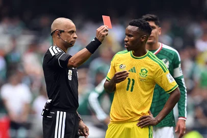 Brazilian referee Wilton Sampaio shows a red card to South Africa's midfielder #11 Themba Zwane during the 2026 World Cup Group A football match between Mexico and South Africa at the Mexico City Stadium in Mexico City on June 11, 2026. (Photo by Yuri CORTEZ / AFP)Editoria: SPOLocal: Mexico CityIndexador: YURI CORTEZSecao: world championshipFonte: AFPFotógrafo: STF<!-- NICAID(16304721) -->