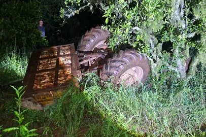 SCAB Antônio Prado / Divulgação Um homem morreu após tombar um trator na Linha Santana, interior de Antônio Prado na noite deste sábado (10). De acordo com o Serviço Civil Auxiliar de Bombeiros do município, ele tinha se deslocado até o local para trabalhar com abelhas. Ele não teve a identidade divulgada.<!-- NICAID(16201794) -->