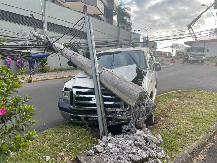 Carro colide em poste de energia elétrica na rua Acre - O que é