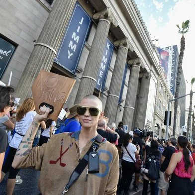Australian actress Ruby Rose protests against President Donald Trump's administration for the cancellation of comedian Jimmy Kimmel show outside El Capitan Entertainment Centre on Hollywood Boulevard, from where the show is broadcast in Hollywood, California on September 18, 2025. Jimmy Kimmel's late-night television show has been taken off air "indefinitely" after the late-night host was criticised for comments about the motives behind the killing of Charlie Kirk, ABC said. "Jimmy Kimmel Live will be preempted indefinitely," an ABC spokesperson told AFP. (Photo by Chris Delmas / AFP)Editoria: ACELocal: HollywoodIndexador: CHRIS DELMASSecao: culture (general)Fonte: AFPFotógrafo: STF<!-- NICAID(16128874) -->