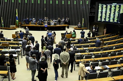 PlenÃ¡rio da CÃ¢mara dos Deputados durante sessÃ£o conjunta do Congresso Nacional destinada Ã  deliberaÃ§Ã£o dos Vetos nÂºs 5 e 29 de 2025 e 31 de 2024; dos Projetos de Lei do Congresso Nacional nÂ°s 14 e 31 de 2025; e Ã  eleiÃ§Ã£o do Conselho de ComunicaÃ§Ã£o Social.Em discurso, Ã  tribuna, senador Izalci Lucas (PL-DF).Mesa: deputado Helio Lopes (PL-RJ);presidente do Senado Federal, senador Davi Alcolumbre (UniÃ£o-AP); secretÃ¡rio-geral da Mesa do Senado Federal, Danilo Augusto Barboza de Aguiar. Foto: Carlos Moura/AgÃªncia Senado<!-- NICAID(16175759) -->