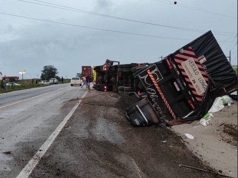 Carreta carregada com adubo tomba na BR-392, em Cangu&ccedil;u