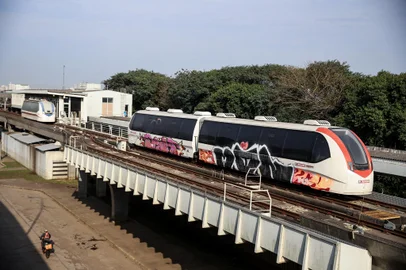 PORTO ALEGRE, RS, Brasil, 26.07.24: Pichação em um dos veículos do Aeromóvel do Trensurb. Fotos: Duda Fortes/Agencia RBS<!-- NICAID(15823496) -->