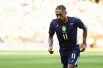 Brazil v Egypt - International FriendlyCLEVELAND, OHIO - JUNE 06: Raphinha of Brazil gestures during the international friendly match between Brazil and Egypt at Huntington Bank Field on June 06, 2026 in Cleveland, Ohio.   Kirk Irwin/Getty Images/AFP (Photo by Kirk Irwin / GETTY IMAGES NORTH AMERICA / Getty Images via AFP)Editoria: SPOLocal: ClevelandIndexador: KIRK IRWINSecao: soccerFonte: GETTY IMAGES NORTH AMERICAFotógrafo: CONTRIBUTOR<!-- NICAID(16301108) -->