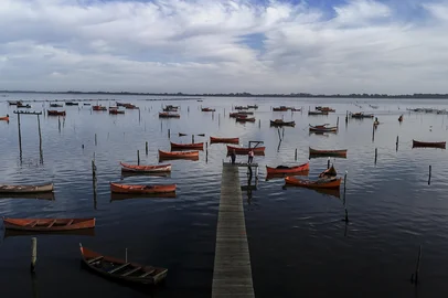 RIO GRANDE, RS, BRASIL - 2025.04.15 - Safra do camarão decepciona pescadores em Rio Grande, no sul do Estado. Em 2025, a captura começou em fevereiro e segue até o fim de maio, com expectativa de ser uma temporada melhor do que em 2024, o que não ocorreu. Prefeitura estima safra 50% abaixo do esperado. Segundo especialistas, enchente de maio de 2024 foi a responsável pelo resultado ruim até o momento. (Fotos: André Ávila/ Agência RBS)Local: Rio Grande<!-- NICAID(16018957) -->