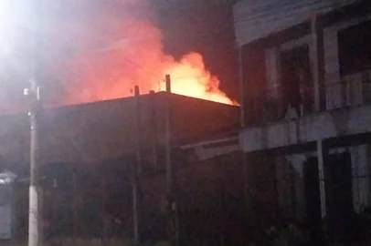 Diego Azambuja / Reprodução Um incêndio atinge um supermercado em Gravataí./ O fogo começou por volta da meia-noite na rua Vasco Alves, no bairro São Judas Tadeu./ Ainda não há informações sobre a causa ou feridos./ O combate ocorre no Supermercado Roxo.//<!-- NICAID(16302394) -->