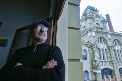 Porto Alegre, RS, Brasil, 21/06/2022 - José Francisco Alves escreve livro sobre as esculturas públicas de Porto Alegre, em comemoração aos 250 anos da Capital - Foto: Lauro Alves/Agência RBS<!-- NICAID(15128946) -->