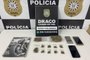 Polícia Civil prendeu homem suspeito de coagir comerciantes no bairro Desvio Rizzo, em Caxias do Sul. Ele foi preso em flagrante com drogas.<!-- NICAID(15012778) -->