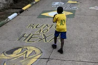 PORTO ALEGRE, RS, BRASIL, 10-06-2026: No bairro Glória, em Porto Alegre, moradores pintaram a rua Nossa Senhora de Lourdes. A iniciativa partiu de Cristiane Silva de Oliveira, coordenadora da Cozinha Solidária Prato Cheio, com intuito de incentivar os jovens a arte. Fotos: Duda Fortes/Agencia RBS<!-- NICAID(16303676) -->