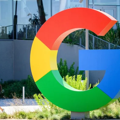 (FILES) In this file photo taken on June 27, 2022 a worker walks along a path at Googles Bay View campus in Mountain View, California. - Google on February 8, 2023 announced a slew of features powered by Artificial Intelligence (AI) as it ramped up a battle with Microsoft to maintain its dominance of the web search industry. The latest announcements however fell short of investor expectations and Google's share price plummeted by more than seven percent on February 7 amid growing doubts that the company will fend off its rival. (Photo by NOAH BERGER / AFP)Editoria: FINLocal: Mountain ViewIndexador: NOAH BERGERSecao: earningsFonte: AFPFotógrafo: STR<!-- NICAID(15350464) -->