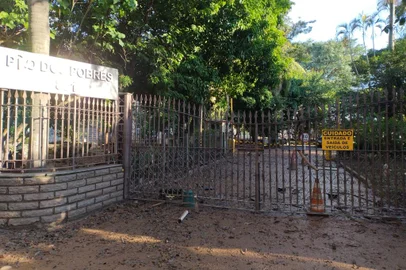 A Fundação Pão dos Pobres e a escola La Salle Pão dos Pobres, ambas localizadas na Cidade Baixa, foram fortemente atingidas pela enchente. As marcas nas paredes denunciam a altura da água que chegou a 1m50, obrigando a transferência dos cerca de 200 assistidos pela fundação.<!-- NICAID(15767499) -->