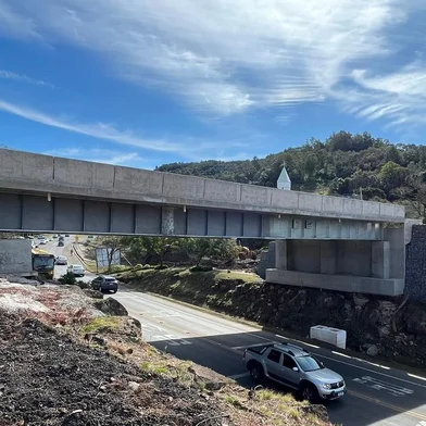 Nesta semana, a Empresa Gaúcha de Rodovias (EGR) vai iniciar a colocação dos meios fios e pavimentação asfáltica das alças de acesso do novo viaduto, localizado no quilômetro 36 da RS-115, em Gramado.  Segundo a EGR, a construção está na reta final e, nesta sexta-feira (1º), haverá uma nova vistoria na obra que vai determinar o termino da construção do viaduto.<!-- NICAID(15525008) -->