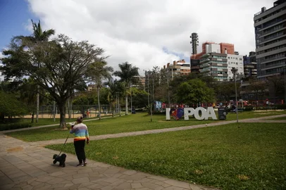 Porto Alegre, RS, Brasil, 04/10/2022 - Praça da Encol, que é oficialmente nomeada Praça Carlos Simão Arnt, fica localizada no bairro Bela Vista e é local de práticas de lazer. - Foto: Jonathan Heckler/Agência RBS<!-- NICAID(15226013) -->