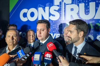 12.06.2025 – Governador participa do Construa Sul 2025, em CuritibaCURITIBA, PR – 12.06.2025 – O governador Eduardo Leite participou da primeira edição do Construa Sul, promovido pela Câmara Brasileira da Indústria da Construção (CBIC) em parceria com entidades dos três estados do Sul. Em  ao lado dos governadores Ratinho Júnior (PR) e Jorginho Mello (SC), Leite destacou o papel estratégico do Rio Grande do Sul para o crescimento sustentável do país, com ênfase em inovação, infraestrutura e potencial econômico. O evento reuniu empresários, autoridades e formadores de opinião do setor da construção civil em nível nacional.Crédito: Mauricio Tonetto / Secom