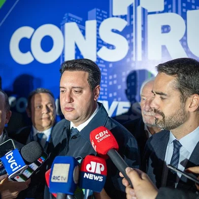 12.06.2025 – Governador participa do Construa Sul 2025, em CuritibaCURITIBA, PR – 12.06.2025 – O governador Eduardo Leite participou da primeira edição do Construa Sul, promovido pela Câmara Brasileira da Indústria da Construção (CBIC) em parceria com entidades dos três estados do Sul. Em painel ao lado dos governadores Ratinho Júnior (PR) e Jorginho Mello (SC), Leite destacou o papel estratégico do Rio Grande do Sul para o crescimento sustentável do país, com ênfase em inovação, infraestrutura e potencial econômico. O evento reuniu empresários, autoridades e formadores de opinião do setor da construção civil em nível nacional.Crédito: Mauricio Tonetto / Secom