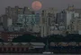 FOTOS: veja imagens da Superlua no RS e pelo mundo