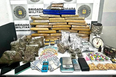 Na madrugada deste sábado, 14 de fevereiro, o 4º Batalhão de Polícia de Choque efetuou a prisão de três homens por tráfico de entorpecentes, no bairro Desvio Rizzo, em Caxias do Sul/RS.Durante a ação, além dos Três indivíduos presos, foram apreendidos 38 tijolos de Maconha, 25 porções de Maconha, com um peso total de 39,746 kg, sete balanças de precisão, oito porções de Haxixe pesando 785,05g, uma carteira, duas unidades contendo Óleo de maconha, 73 unidades contendo essência de maconha, uma caixa de seda, 184 unidades de cogumelo, 280 unidades de Ecstasy, um pote contendo MDMA pesando 435,79g, três telefones celulares, um Molho de Chaves, uma Máquina de Cartão, um veículo Ford Ka e R$ 3.239,00 em espécie.<!-- NICAID(16225661) -->