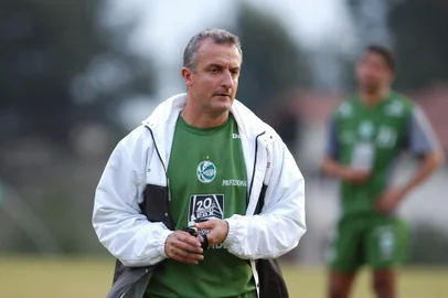 *** Treino do Ju - Porthus ***Treino do Juventude realizado no CFA (Centro de Formação de Atletas). Na foto técnico Dorival Júnior que trabalhou posicionamento tático do time.<!-- NICAID(1024239) -->