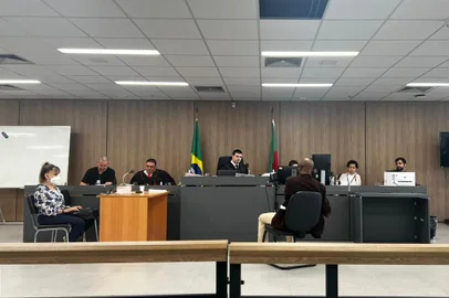 Começou por volta do meio-dia desta sexta-feira (16) do depoimento do policial militar da reserva catarinense acusado de matar o filho recém-nascido, e mais quatro pessoas da mesma família numa casa no bairro Jardim Itú-Sabará, na zona norte de Porto Alegre, em 2016. Ronaldo dos Santos, 58 anos, está preso desde 2021.<!-- NICAID(15297404) -->