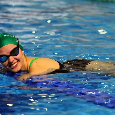 CAXIAS DO SUL, RS, BRASIL, 11/10/2022. Larissa Rodrigues, 17 anos, do município de Ipê, é atleta paralímpica de natação classe S3. Para a série de matérias do paradesporto na região(Porthus Junior/Agência RBS)Indexador:                                 <!-- NICAID(15233247) -->
