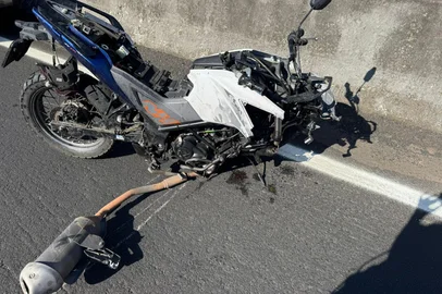 Um homem de 21 anos morreu em um acidente envolvendo carro e moto na manhã deste sábado, na BR-116, em Canoas. A colisão, envolvendo moto e caminhão, aconteceu no sentido a Capital, no km 268.<!-- NICAID(16186217) -->