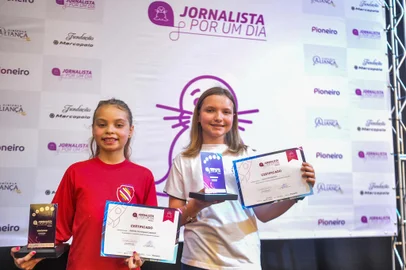 CAXIAS DO SUL, RS, BRASIL, 29/11/2023. Premiação jornalista por um dia. Na foto, Nathaly Domingues Capeletti e Laura Inês Barbieri (Neimar De Cesero/Agência RBS)Indexador: NEIMAR DE CESERO<!-- NICAID(15612074) -->