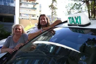 CAXIAS DO SUL, RS, BRASIL, 04/12/2025. Lei que autoriza transferência de táxi entre familiares desburocratiza processo e mantém categoria competitiva em Caxias. Na foto, Elaine Peretto e Maykon Peretto: mãe e filho proprietários de táxi. (Porthus Junior/Agência RBS)<!-- NICAID(16180536) -->