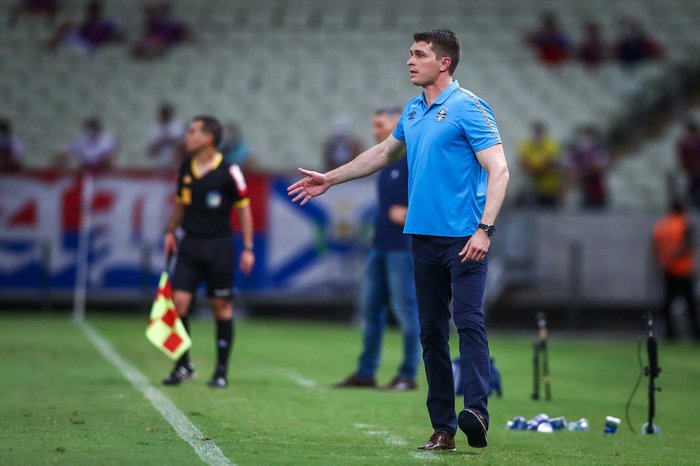“Representei muita economia para o clube”, diz Thiago Gomes, após deixar o Grêmio